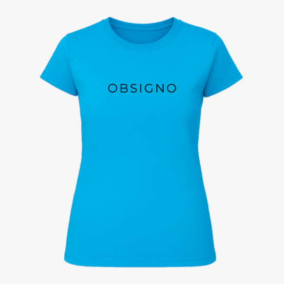 Camiseta com estampa frontal de texto minimalista apresentando a palavra "OBSIGNO" em um estilo simples e moderno.