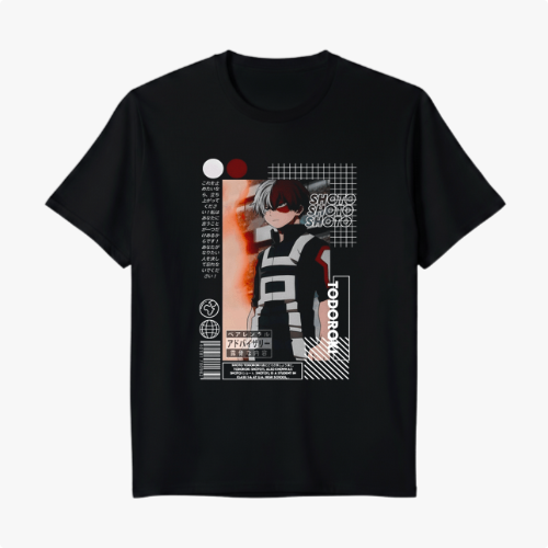 Camiseta com estampa frontal de personagem anime com cabelo bicolor, traje estilizado, detalhes de texto japonês e elementos geométricos ao fundo.