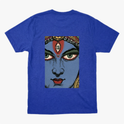 Camiseta com estampa frontal de letras estilizadas com efeito de estrela e estampa traseira de rosto detalhado em estilo ilustração com adornos.