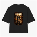 Camiseta com estampa frontal de texto "PRIMAL WEAR" e estampa traseira de guerreiro com capa segurando espadas, cercado por cenário flamejante e texto.