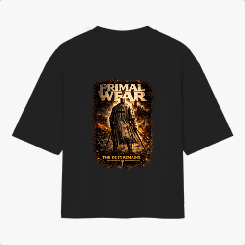 Camiseta com estampa frontal de texto "PRIMAL WEAR" e estampa traseira de guerreiro com capa segurando espadas, cercado por cenário flamejante e texto.
