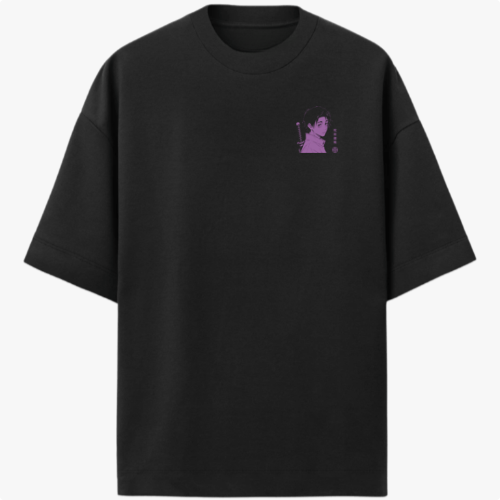 Camiseta com estampa frontal de personagem com penteado moderno e elementos orientais ao fundo, e estampa traseira de figura sombria emanando energia com mão elevada.
