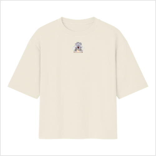 Camiseta com estampa frontal de duas cabeças de veados adornadas com flores, e estampa traseira de dois personagens sobre um fundo de kanjis e papéis.