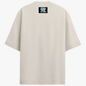 Camiseta com estampa frontal de palavra centralizada em fonte moderna e estampa traseira de mesma palavra centralizada próxima à gola.