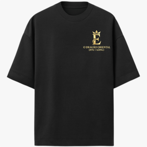 Camiseta com estampa frontal de coroa sobre letra estilizada acompanhada do texto "O Dragão Oriental (RTV/Long)" e estampa traseira de dragão mítico em cena detalhada com nuvens e texto em caracteres orientais.