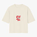 Camiseta com estampa frontal de frase estilizada "C'est La Vie" em tipografia artística, destacando-se ao centro.