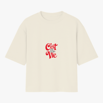 Camiseta com estampa frontal de frase estilizada "C'est La Vie" em tipografia artística, destacando-se ao centro.