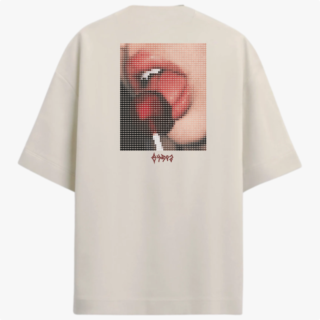 Camiseta com estampa traseira de uma boca ampliada em pixel art, sugere uma textura reticulada, acompanhada de texto estilizado logo abaixo.