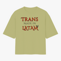 Camiseta com estampa frontal de palavras "TRANS MADE IN LATAM" em estilo icônico, enriquecida por um detalhe gráfico de morcego elegante.