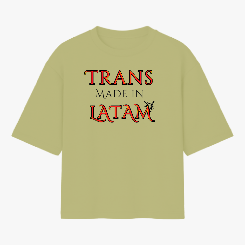 Camiseta com estampa frontal de palavras "TRANS MADE IN LATAM" em estilo icônico, enriquecida por um detalhe gráfico de morcego elegante.