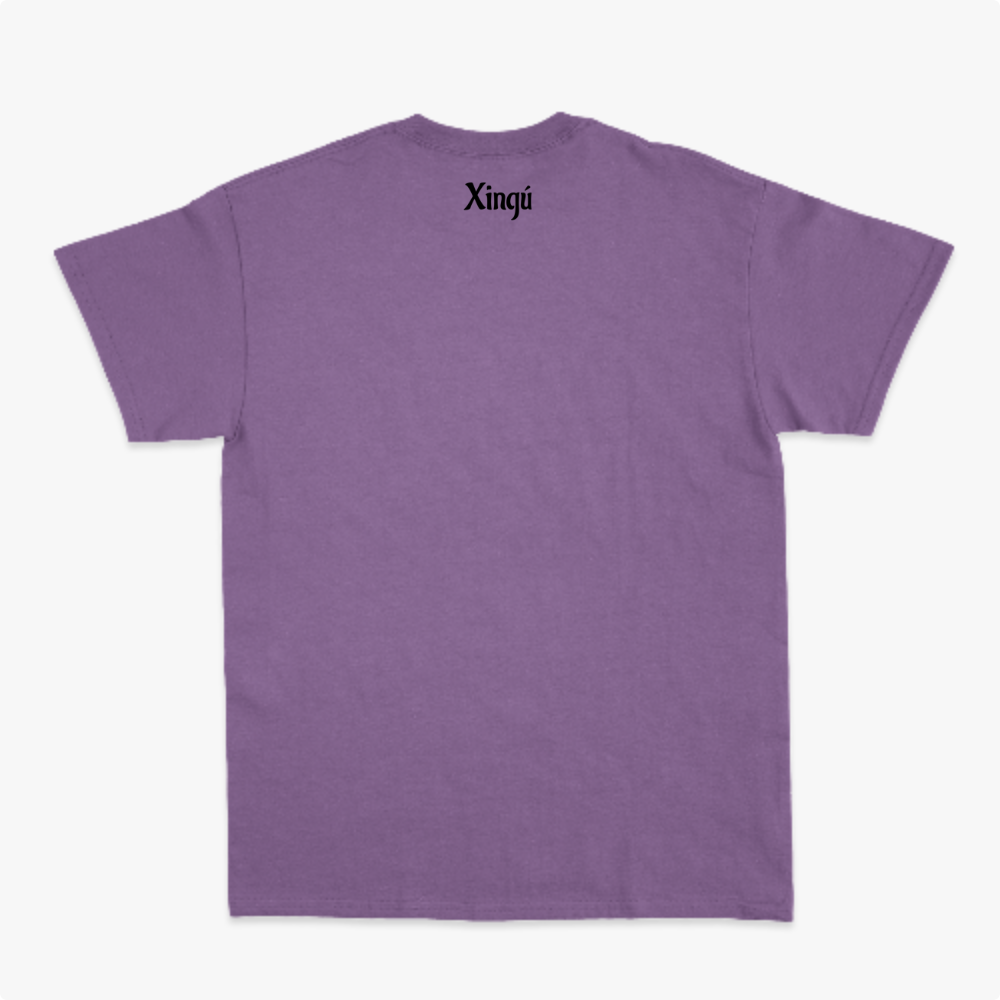 Camiseta com estampa frontal de um padrão geométrico com linhas curvadas e detalhes de texto "Kuarup" e "Xingu", e estampa traseira de "Xingu" centralizado.