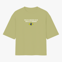 Camiseta com estampa frontal de frase inspiradora acompanhada de um brasão estilizado e estampa traseira com a palavra "SALMOS" acima dos números "33" e "12".