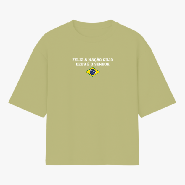 Camiseta com estampa frontal de frase inspiradora acompanhada de um brasão estilizado e estampa traseira com a palavra "SALMOS" acima dos números "33" e "12".