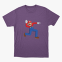 Camiseta com estampa frontal de um personagem icônico de macacão levantando uma mão aberta e apontando na outra direção, em posição alegre e animada.