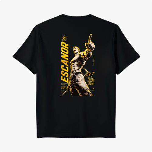 Camiseta com estampa frontal de texto "QUEM DECIDIU ISSO?" em formato de bigode e cabelos estilizados, e estampa traseira de personagem imponente nomeado "Escanor" em pose confiante, acompanhado de textos estilizados e elementos gráficos.