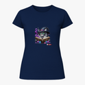 Camiseta com estampa frontal de gato com chapéu de mago, lendo um livro cercado por cristais e névoa; estampa traseira com pequeno logotipo textual.