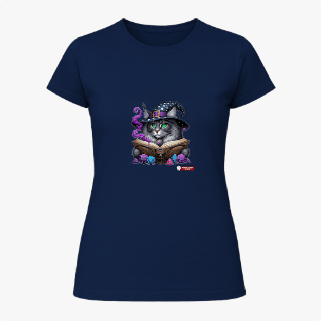 Camiseta com estampa frontal de gato com chapéu de mago, lendo um livro cercado por cristais e névoa; estampa traseira com pequeno logotipo textual.