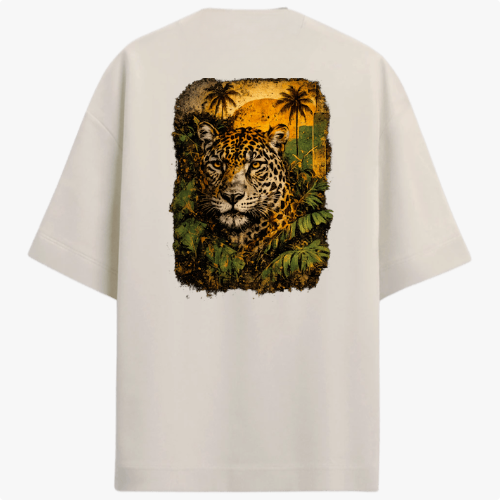 Camiseta com estampa frontal de logo minimalista e estampa traseira de leopardo majestoso em ambiente selvagem com folhagens e palmeiras ao fundo.