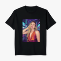 Camiseta com estampa frontal de retrato feminino estilizado, destacando sorriso e vestido elegante, com fundo de cidade iluminada por painéis digitais.
