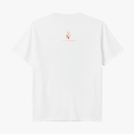Camiseta com estampa frontal de imagem religiosa cercada por flores detalhadas e estampa traseira de logotipo estilizado com coroa e texto minimalista.