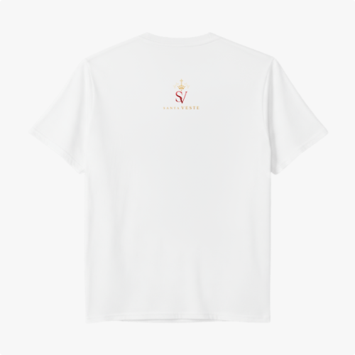 Camiseta com estampa frontal de imagem religiosa cercada por flores detalhadas e estampa traseira de logotipo estilizado com coroa e texto minimalista.
