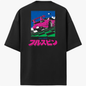 Camiseta com estampa traseira de carro esportivo estilizado, efeitos de fumaça e movimento sobre pista quadriculada, acompanhada de caracteres japoneses.