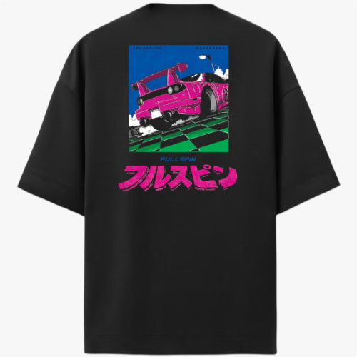 Camiseta com estampa traseira de carro esportivo estilizado, efeitos de fumaça e movimento sobre pista quadriculada, acompanhada de caracteres japoneses.