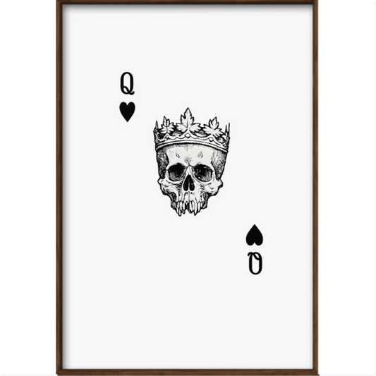 Quadro com estampa frontal de uma caveira adornada por uma coroa detalhada, acompanhada pelas letras "Q" e símbolos de coração e espadas.