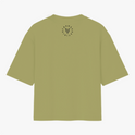 Camiseta com estampa frontal de texto "NÃO ME CONFUNDA COM UM HOMEM CIS" e estampa traseira de símbolo centralizado com texto circular "TRANSVESTICIO".