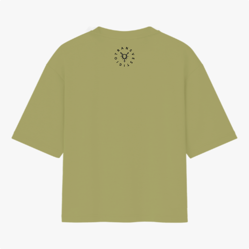 Camiseta com estampa frontal de texto "NÃO ME CONFUNDA COM UM HOMEM CIS" e estampa traseira de símbolo centralizado com texto circular "TRANSVESTICIO".