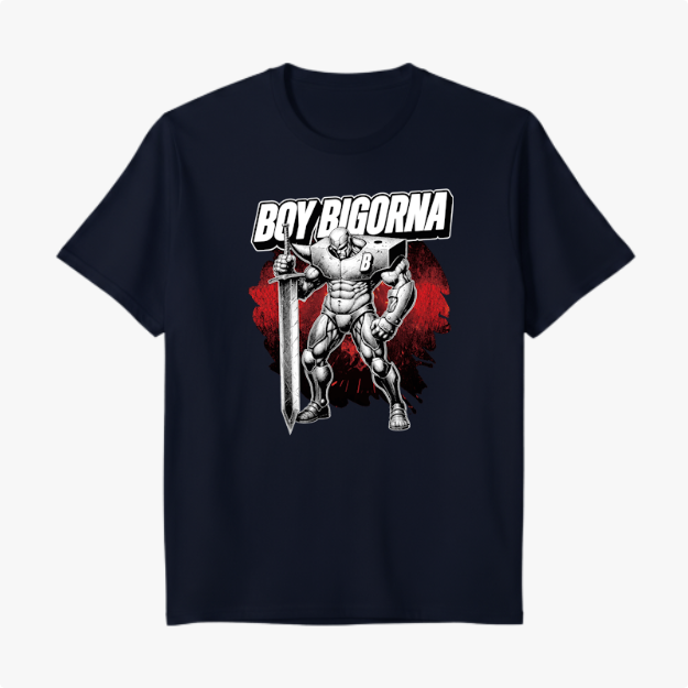 Camiseta com estampa frontal de personagem musculoso segurando espada, com nome destacado acima e fundo texturizado em listras verticais.