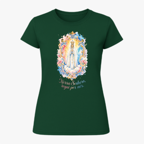 Camiseta com estampa frontal de imagem de Nossa Senhora em moldura colorida com flores e frase "Nossa Senhora, rogai por nós" e estampa traseira de logotipo com cruz e texto.