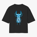 Camiseta com estampa frontal de um besouro estilizado em um design geométrico composto por linhas intricadas e contrastantes, destacando-se pelo formato detalhado.