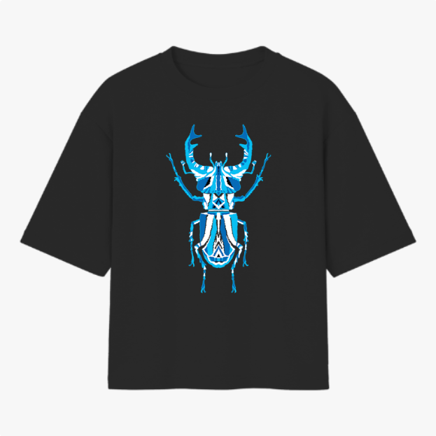 Camiseta com estampa frontal de um besouro estilizado em um design geométrico composto por linhas intricadas e contrastantes, destacando-se pelo formato detalhado.