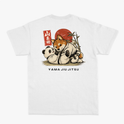 Camiseta com estampa frontal de cachorro e panda em quimonos de judô e estampa traseira de cachorro e panda lutando, sol vermelho e texto "Yama Jiu Jitsu".