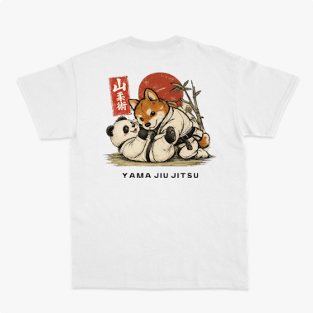 Camiseta com estampa frontal de cachorro e panda em quimonos de judô e estampa traseira de cachorro e panda lutando, sol vermelho e texto "Yama Jiu Jitsu".