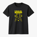 Camiseta com estampa frontal de personagem em pose poderosa cercado por elementos gráficos e a frase "É mais de 8000!!!".