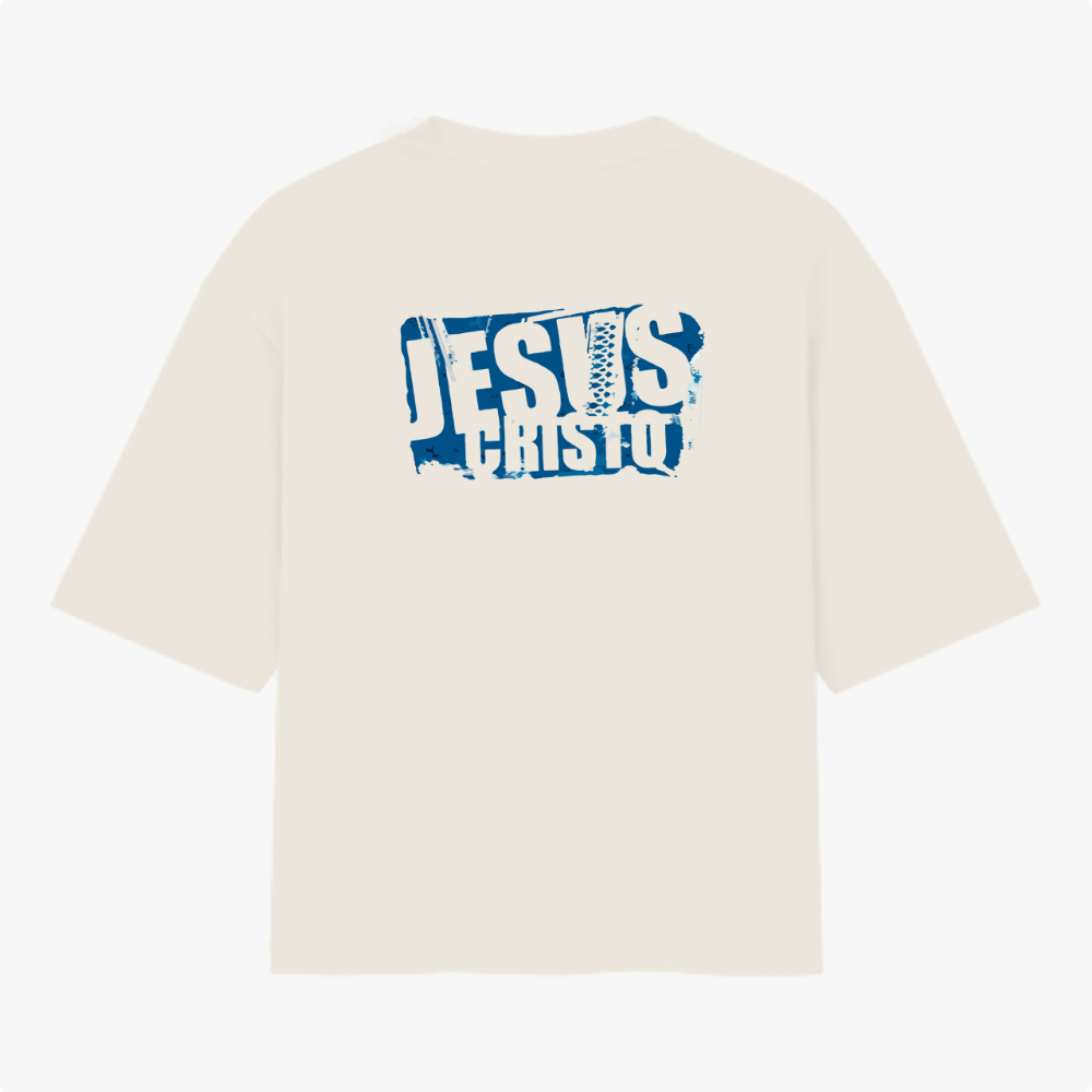 Camiseta com estampa frontal de "Jesus Cristo" em efeito desgastado e estampa traseira ampliada do mesmo motivo com visual rústico.