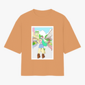 Camiseta com estampa frontal de personagem estilo anime em cenário urbano, com cabelos longos e verdes, usando chapéu e botas, cercada por prédios.