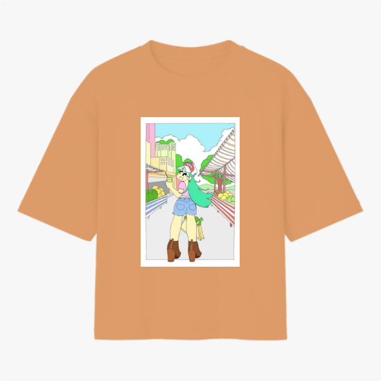 Camiseta com estampa frontal de personagem estilo anime em cenário urbano, com cabelos longos e verdes, usando chapéu e botas, cercada por prédios.