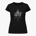 Camiseta com estampa frontal de três corações entrelaçados com símbolos religiosos e texto abaixo "Jesus, Maria e José", acompanhados de desenhos detalhados.