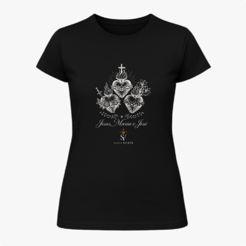 Camiseta com estampa frontal de três corações entrelaçados com símbolos religiosos e texto abaixo "Jesus, Maria e José", acompanhados de desenhos detalhados.