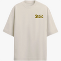 Camiseta com estampa frontal de "Stoic" no peito e estampa traseira com o texto "Love of One's Fate", acompanhada de parágrafo reflexivo e símbolos.