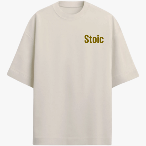 Camiseta com estampa frontal de "Stoic" no peito e estampa traseira com o texto "Love of One's Fate", acompanhada de parágrafo reflexivo e símbolos.