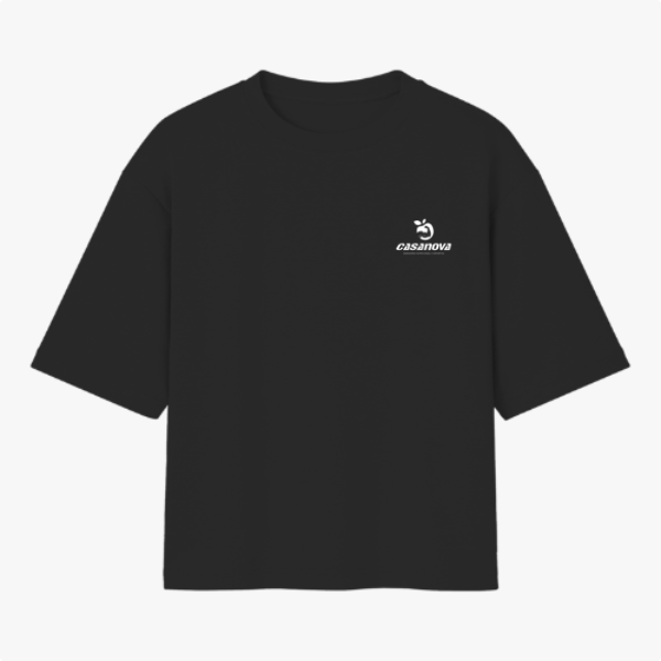 Camiseta com estampa frontal de logotipo discreto com texto pequeno e símbolo estilizado, e estampa traseira de pinguim surfando em onda com texto vibrante.