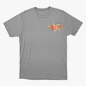 Camiseta com estampa frontal de letras estilizadas com efeito de estrela e estampa traseira de rosto detalhado em estilo ilustração com adornos.