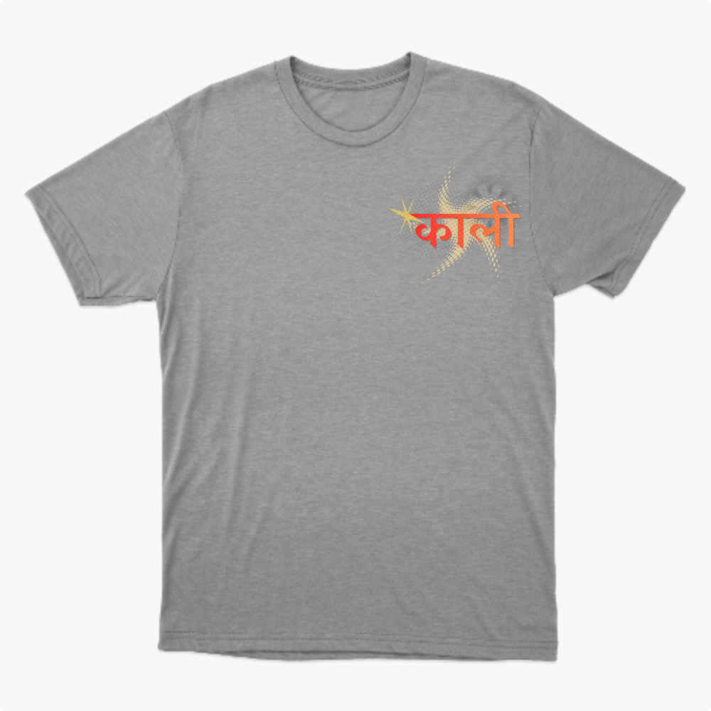 Camiseta com estampa frontal de letras estilizadas com efeito de estrela e estampa traseira de rosto detalhado em estilo ilustração com adornos.