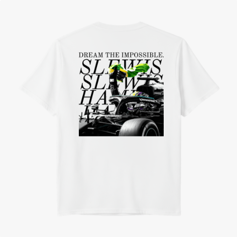 Camiseta com estampa frontal de número 44 no peito e estampa traseira de carro de corrida, piloto com bandeira e texto inspirador no topo.