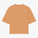Camiseta com estampa frontal de texto "latina y forrozeira" e estampa traseira de espiral colorida sutil localizada próximo à gola.