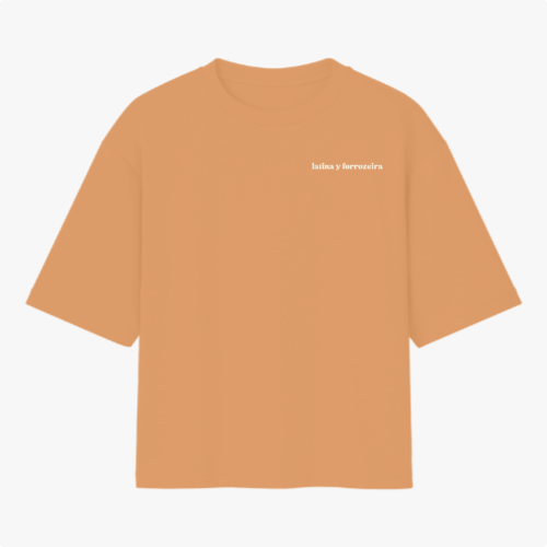 Camiseta com estampa frontal de texto "latina y forrozeira" e estampa traseira de espiral colorida sutil localizada próximo à gola.